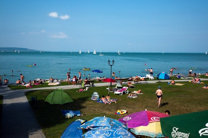 Ilustračný obrázok k článku Slováci si na dovolenku pri Balatone musia počkať: Aké pravidlá majú pre nás Maďari?