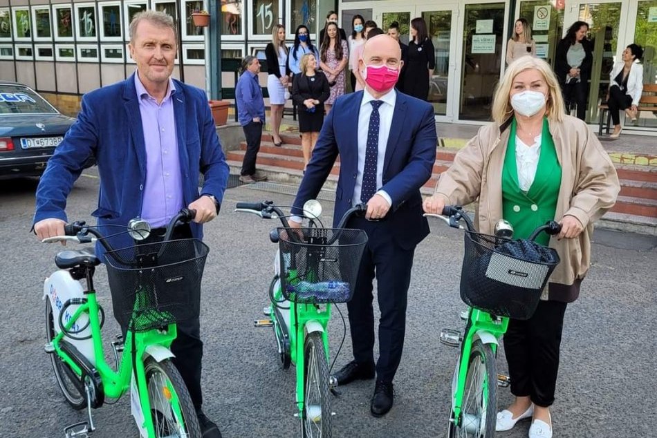 Ilustračný obrázok k článku Minister Gröhling navštívil lučenecké školy: Po meste sa premával na bicykli, FOTO