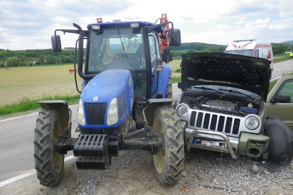 Ilustračný obrázok k článku Zrážka auta a traktora s prívesom: Z miesta nehody hlásili dvoch zranených, FOTO