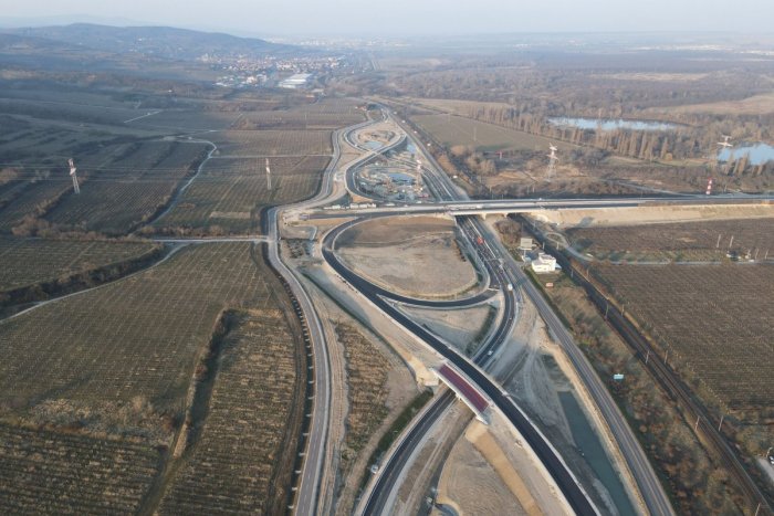 Ilustračný obrázok k článku Otvorená je ďalšia časť obchvatu Bratislavy: Ustúpiť jej museli desiatky hektárov viníc +VIDEO