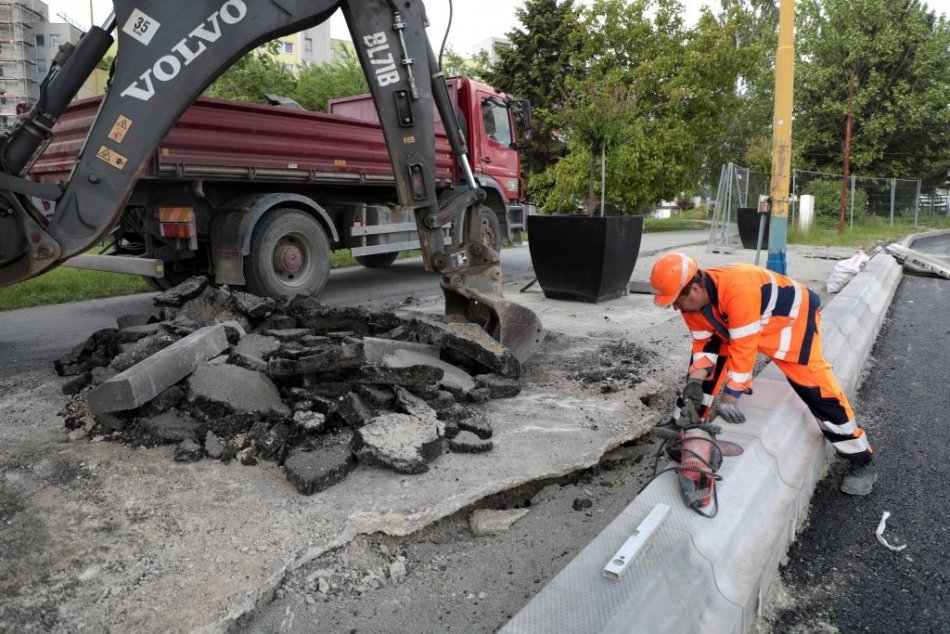 Ilustračný obrázok k článku V OBRAZOCH: Oprava cesty Jána Pavla je v plnom prúde. Kedy bude hotová?