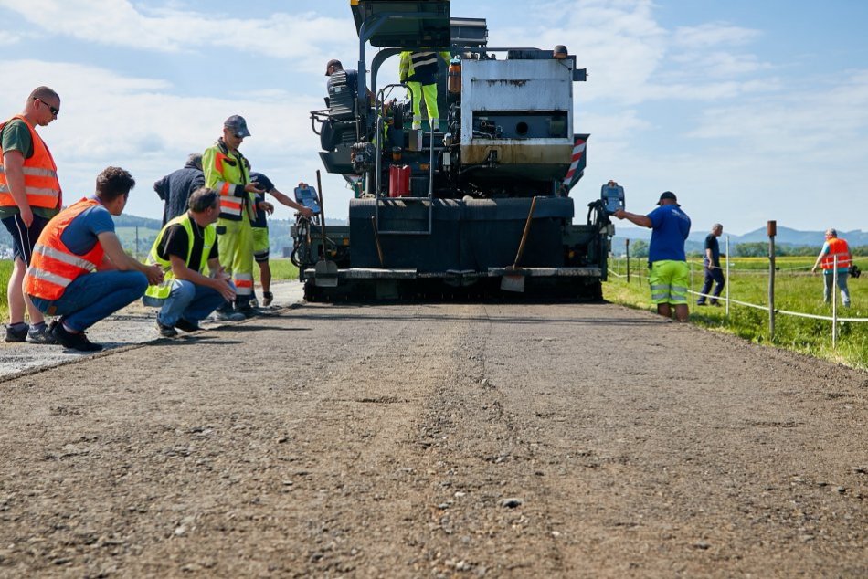 Ilustračný obrázok k článku Kraj opraví takmer 200 km ciest: Využíva pritom aj špeciálnu technológiu, FOTO