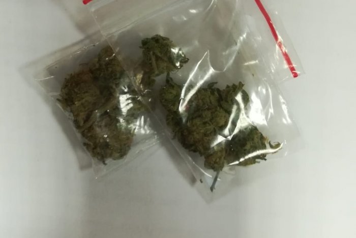 Ilustračný obrázok k článku Úlovky trenčianskych policajtov: Priznanie vodiča k pervitínu a marihuane