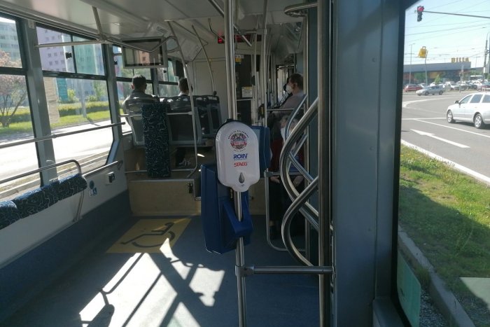 Ilustračný obrázok k článku Vo verejnej doprave sa už uvoľnili pravidlá. Je ešte povinné prekrytie tváre?