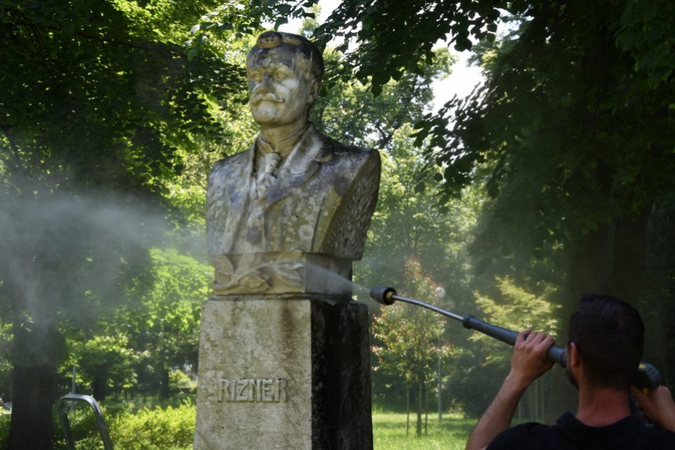 Ilustračný obrázok k článku Sochy v trenčianskom parku ožijú: Čistenie nebude všetko, FOTO