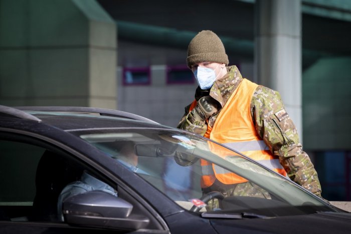 Ilustračný obrázok k článku Na hraniciach bude menej kontrol, malé priechody sa otvoria. Opatrenia ale stále PLATIA!