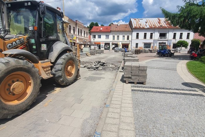 Ilustračný obrázok k článku V centre Brezna vládne čulý ruch: Začala sa veľká oprava, FOTO