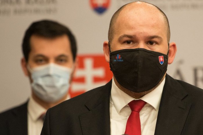 Ilustračný obrázok k článku Brat je nadovšetko. Poslanec Pčolinský potopí v parlamente ministra Mikulca