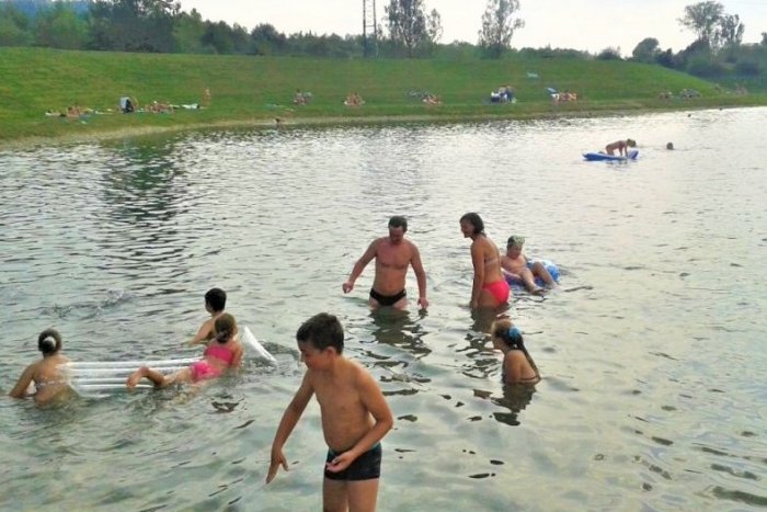 Ilustračný obrázok k článku Podhradské more otvára sezónu: Oznámili DÁTUM spustenia a ceny vstupného, FOTO