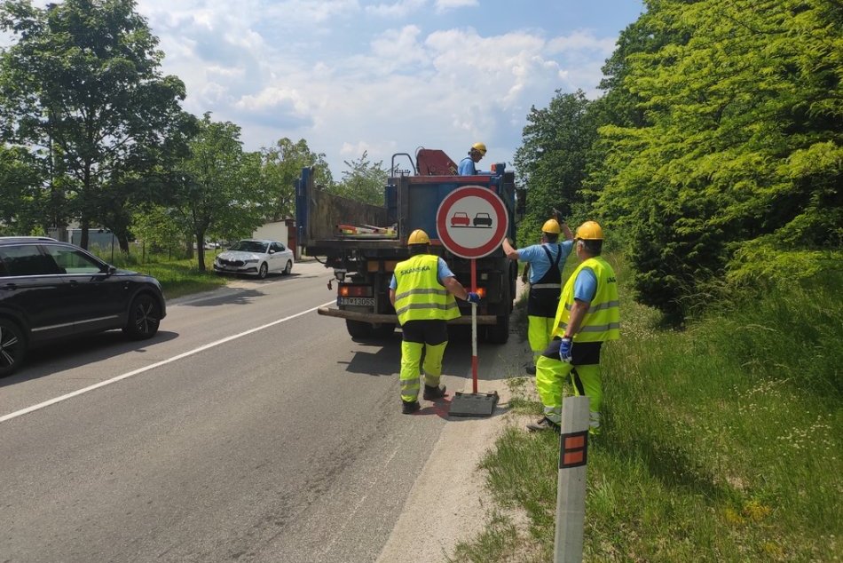 Ilustračný obrázok k článku OPRAVY či KOSENIE môžu OBMEDZIŤ vodičov: Týka sa to 12 úsekov v Banskobystrickom kraji