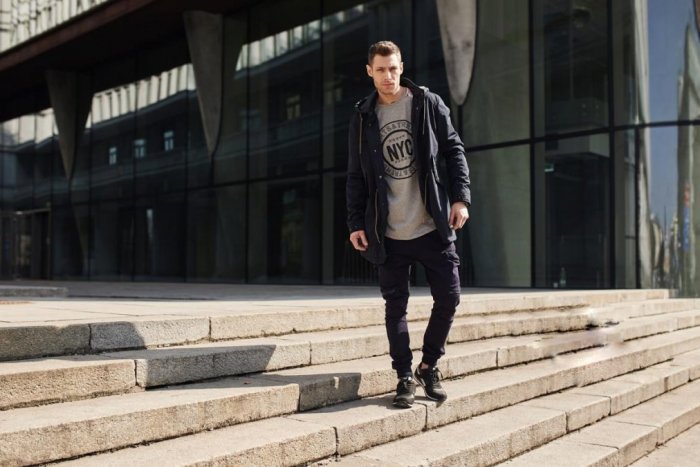 Ilustračný obrázok k článku Nepostrádateľný spoločník prežitia v mestskej džungli - pánske kapsáčové nohavice!