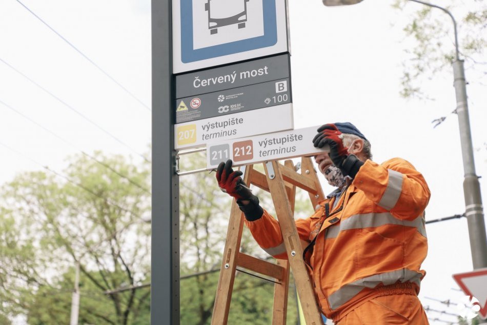 Ilustračný obrázok k článku Lepšia orientácia pri ceste MHD: Na zastávkach postupne pribúdajú novinky