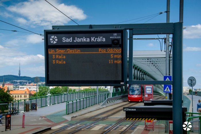 Ilustračný obrázok k článku Skvelá pomoc na zastávkach MHD: Nové informačné tabule zorientujú aj nevidiacich