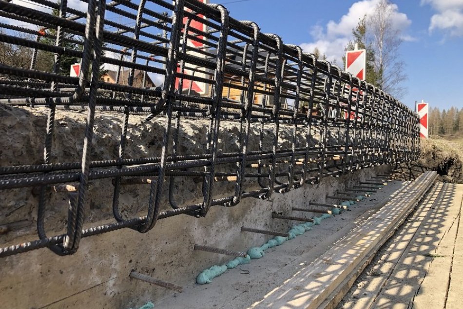 Ilustračný obrázok k článku ZÁBERY z miesta rekonštrukcie: V obci v okrese Liptovský Mikuláš opravujú most