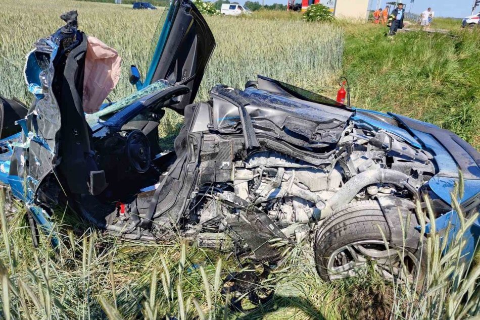 Ilustračný obrázok k článku Hrôzostrašná zrážka s vlakom: Z luxusného športiaka takmer nič nezostalo! FOTO