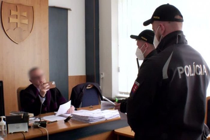 Ilustračný obrázok k článku Vzbura proti sudcovi, ktorý nenosí rúško. Kolegovia kričia - je to AROGANTNÉ!