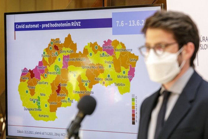 Ilustračný obrázok k článku Reakcia z ministerstva na ružový Trenčín: Čísla boli i na žltú, rozhodlo ale iné