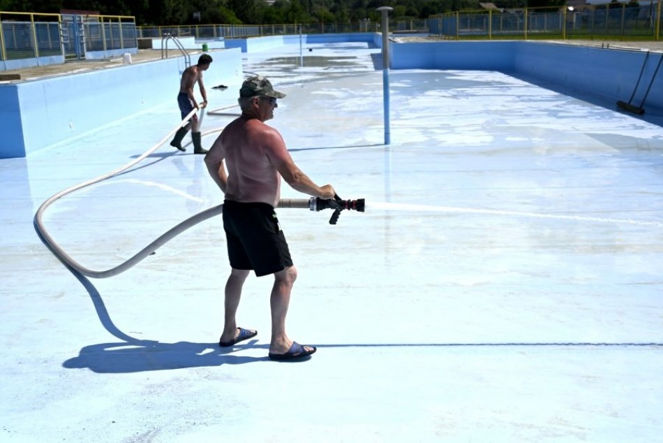 Ilustračný obrázok k článku Kaluža už čistí bazény na Šírave, vzorka vody pôjde hygienikom, FOTO