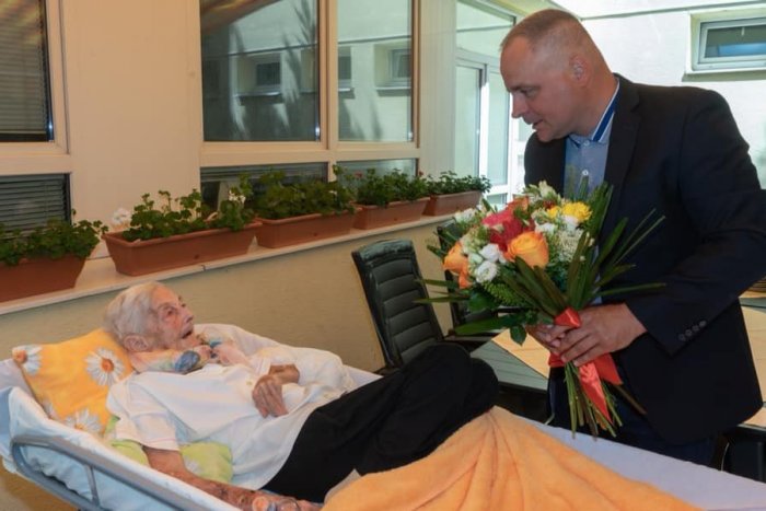 Ilustračný obrázok k článku Župan Droba navštívil 95-ročnú legendárnu trénerku: Vďaka nej máme olympijské zlato!