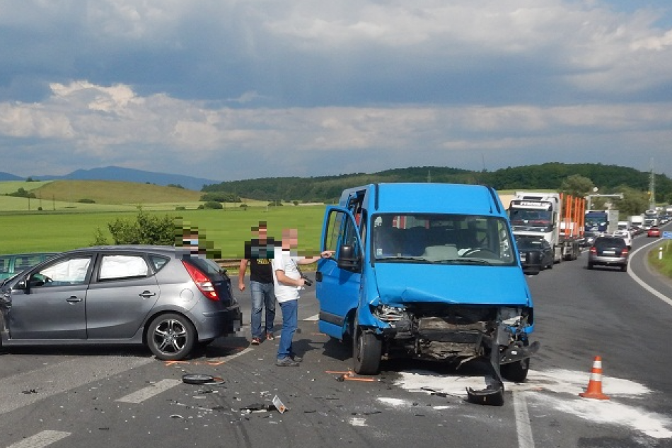 Ilustračný obrázok k článku Pri Zvolene sa zrazilo auto s dodávkou plnou ľudí: Na mieste boli aj zranení, FOTO