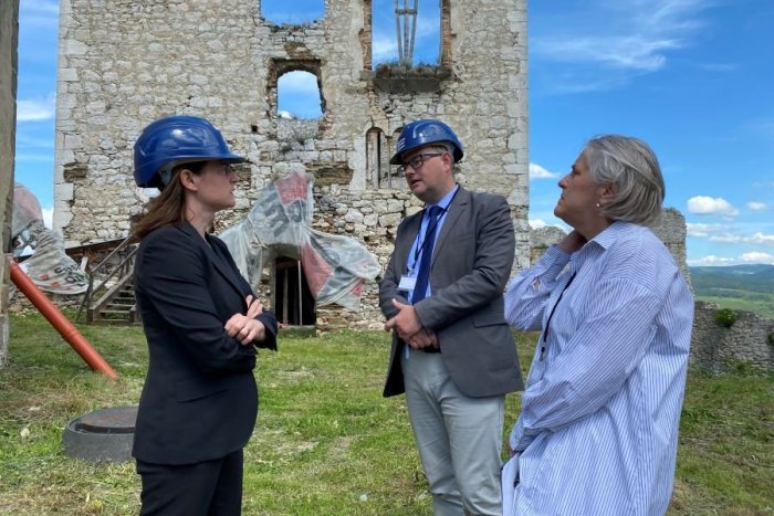 Ilustračný obrázok k článku Avizovaná rekonštrukcia Spišského hradu konečne začína: Opäť prišla aj ministerka