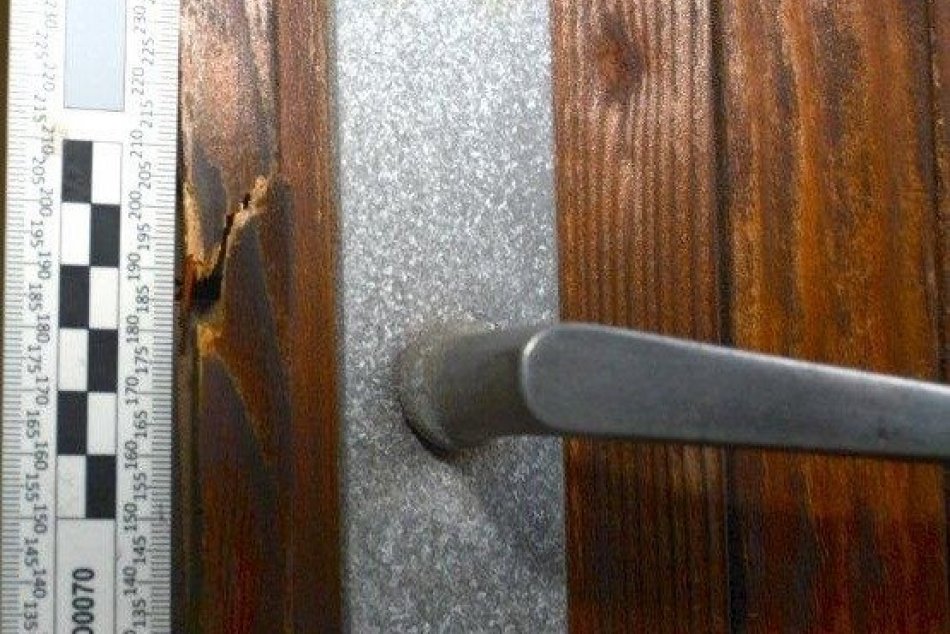 Ilustračný obrázok k článku Policajti riešia vykradnutý rodinný dom: Zadržali mladého Žilinčana, FOTO