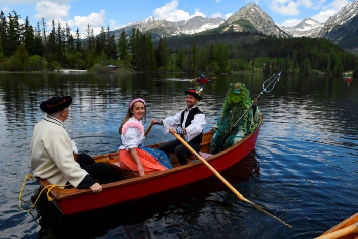 Ilustračný obrázok k článku Obľúbená ATRAKCIA je späť: Na hladinu Štrbského plesa spustili člny, potešia aj NOVINKY