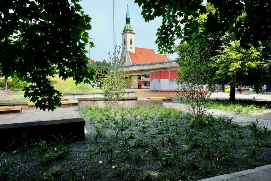 Ilustračný obrázok k článku FOTO: Tomuto miestu sa Bratislavčania oblúkom vyhýbali. Teraz láka unavených cestujúcich