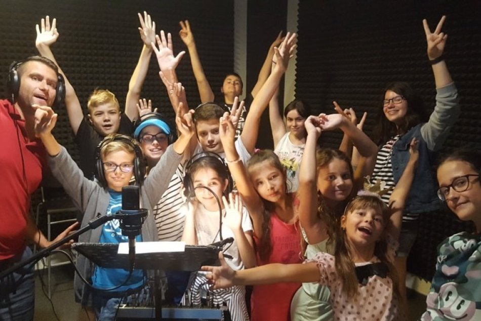 Ilustračný obrázok k článku Doprajte deťom nezabudnuteľné leto: Hviezdny dabingový tábor hľadá talenty