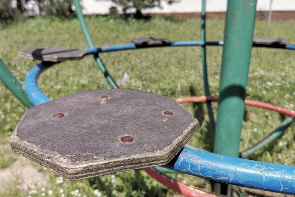 Ilustračný obrázok k článku Zvolen odstraňuje hojdačky a preliezačky: Pre ľudí má však aj dobrú správu, FOTO