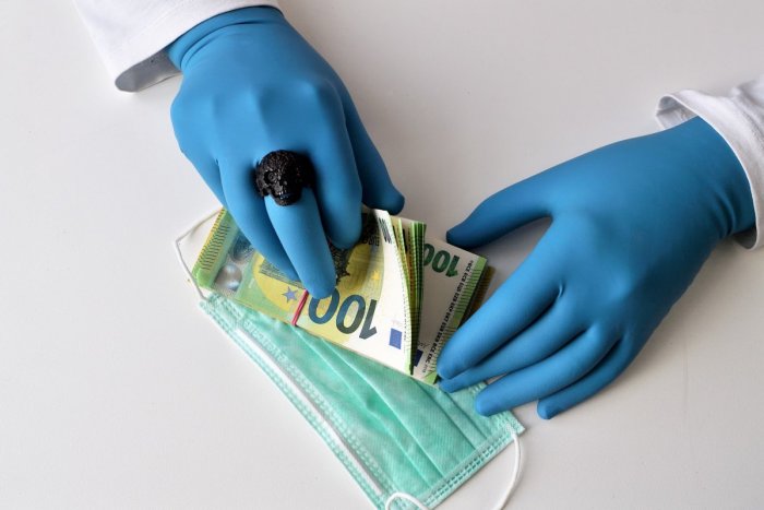 Ilustračný obrázok k článku Pandémia zvýšila korupciu: Bez ZNÁMOSTÍ by sme sa k zdravotnej starostlivosti nedostali!