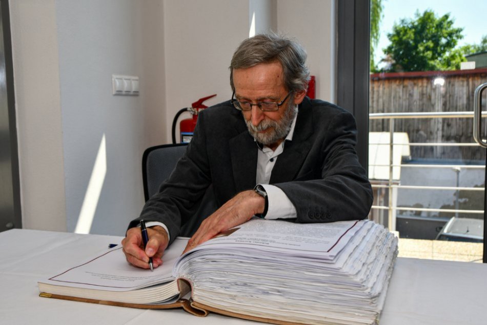 Ilustračný obrázok k článku Cena ide do Považskej: Bohuslava Kortmana vyznamenali za celoživotnú prácu, FOTO