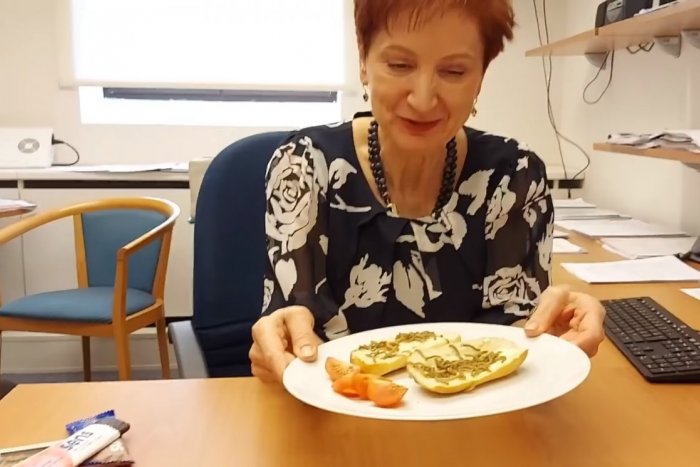 Ilustračný obrázok k článku VIDEO: Len pre silné žalúdky! Poslankyňa si naservírovala na bagetu živé červíky