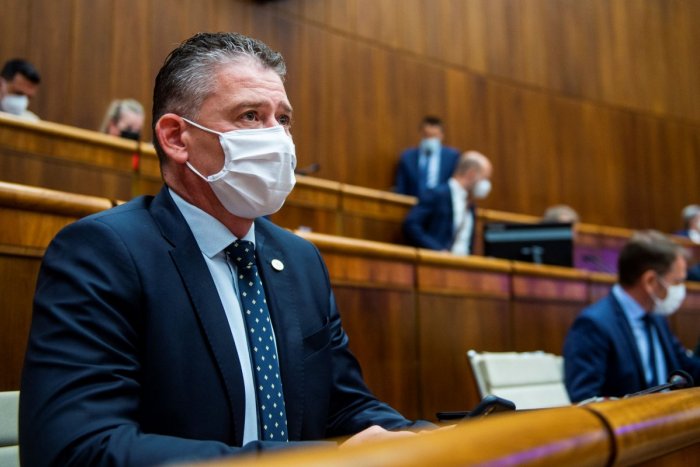 Ilustračný obrázok k článku Poslanci neprišli do práce. Mikulca budú odvolávať až v septembri