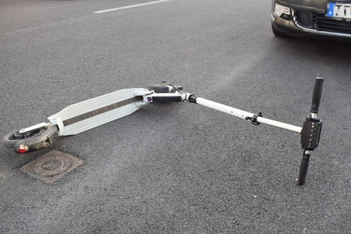 Ilustračný obrázok k článku V kraji pribúdajú nehody kolobežkárov: Na čelnom skle auta skončil aj tínedžer!