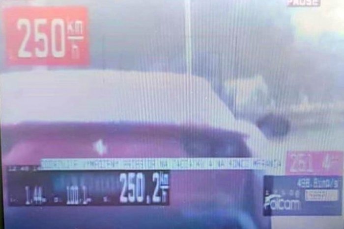 Ilustračný obrázok k článku Diaľnicu si pomýlil s pretekárskym okruhom: Vodič s Ferrari uháňal po D1 250 km/h!