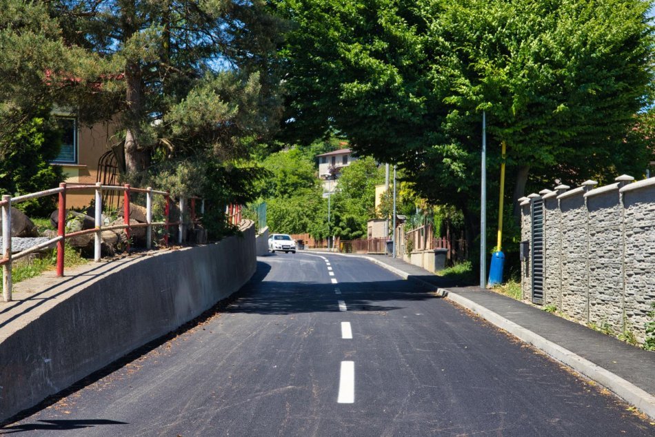 Ilustračný obrázok k článku Chcelo to trpezlivosť občanov: Cesta na ulici Za Kalváriou prešla rekonštrukciou, FOTO