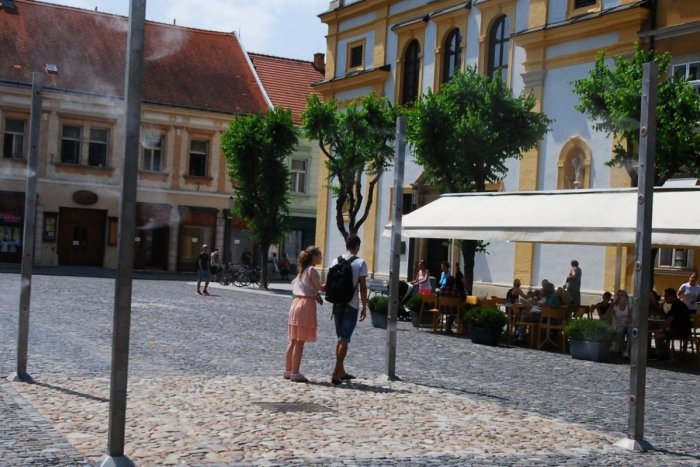 Ilustračný obrázok k článku Osvieženie počas horúčav: Ako a kedy funguje na Mierovom námestí v Trenčíne?