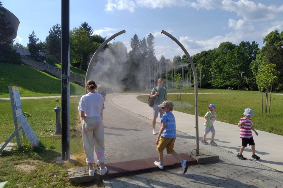 Ilustračný obrázok k článku Horúčavy naplno udreli aj pod Urpínom: KDE všade sa môžu schladiť Bystričania?