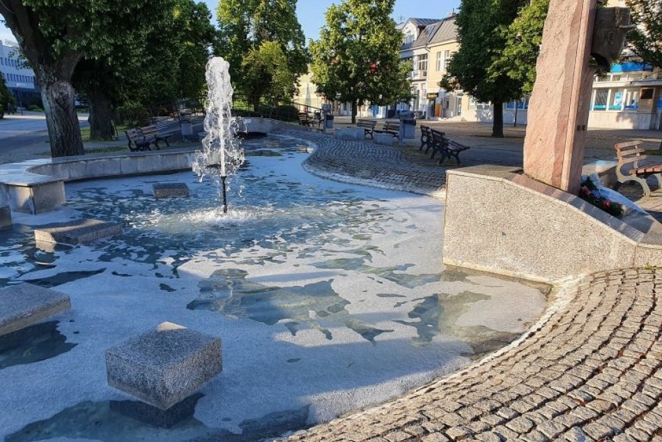 Ilustračný obrázok k článku Pena na hladine a silný zápach! Potok času na námestí niekto znečistil chemikáliou