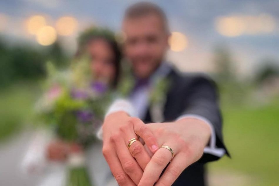 Ilustračný obrázok k článku Sima Martausová si obliekla svadobné šaty a povedala ÁNO: Ako sa po vydaji volá?