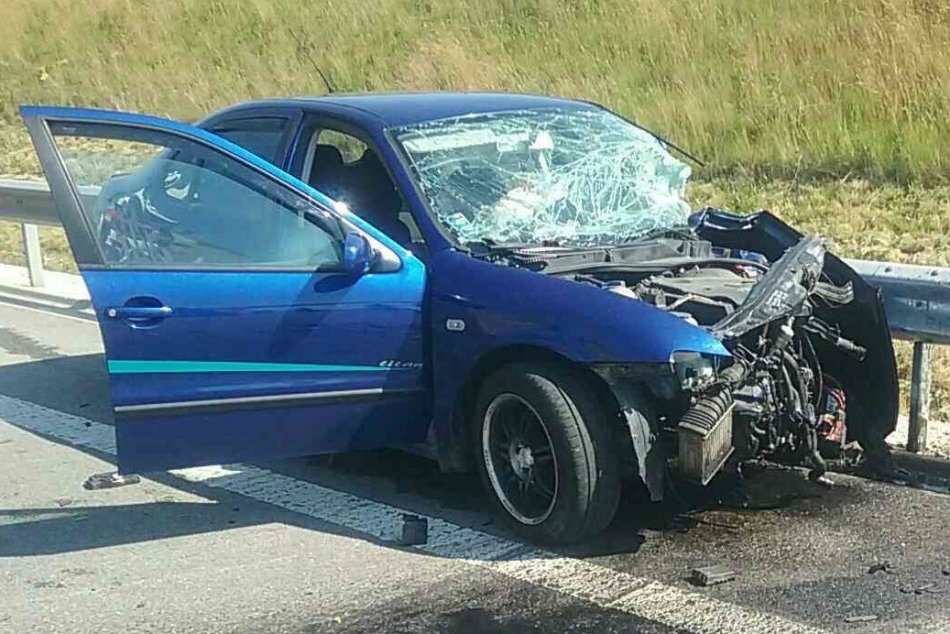 Ilustračný obrázok k článku Zrážka kamióna s autom si vyžiadala zraneného vodiča a úplnú uzávierku R2, FOTO