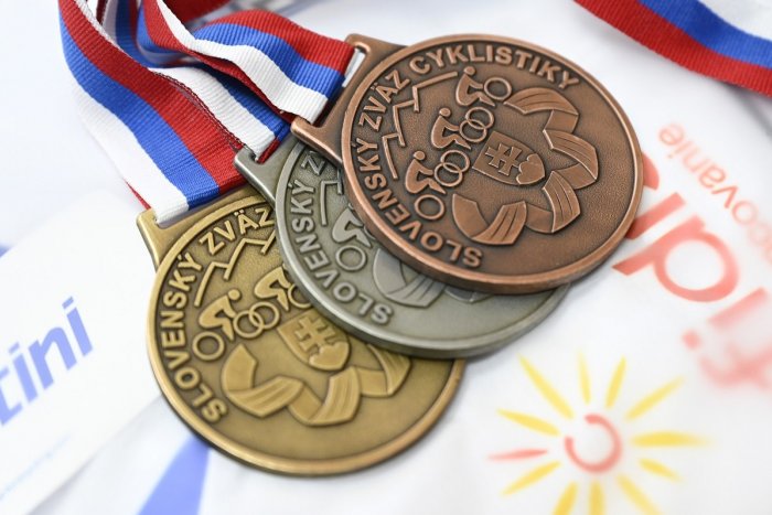 Ilustračný obrázok k článku Cyklistický šampionát sa rozbehol: Zlato, striebro i bronz idú do Trenčína