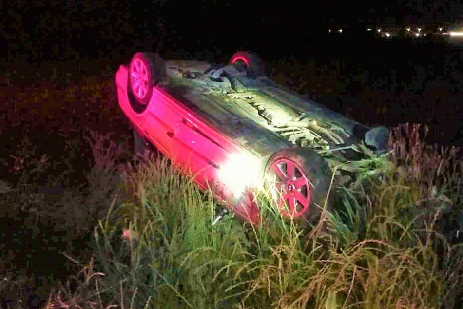 Ilustračný obrázok k článku Nehoda v trenčianskej časti Záblatie: Auto skončilo na streche v poli, FOTO