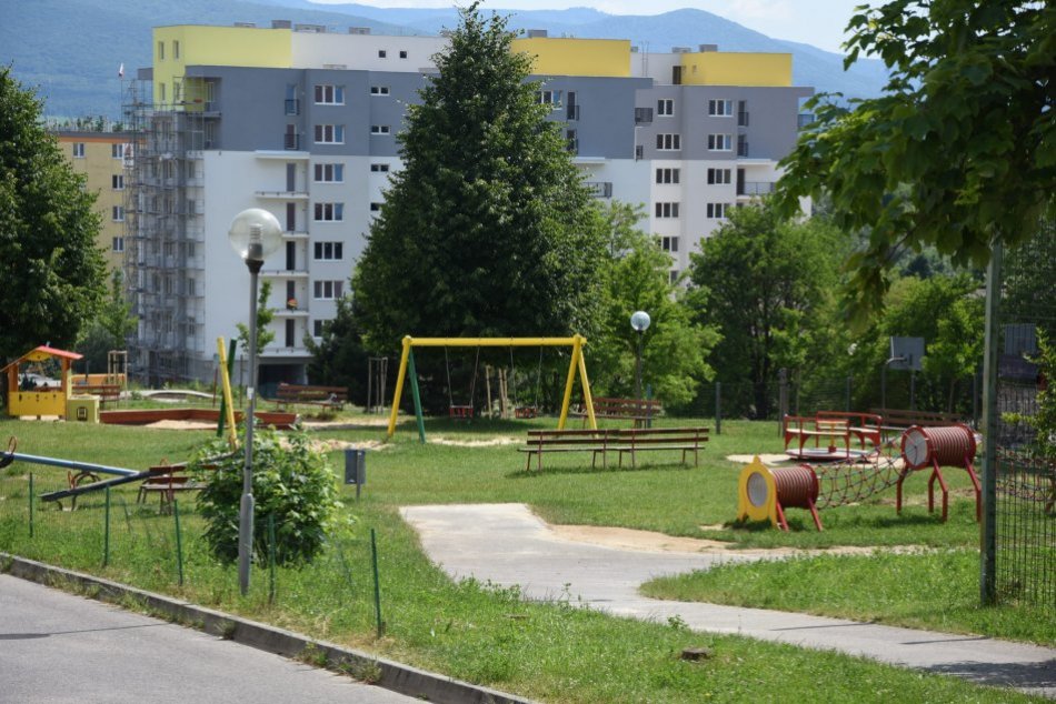 Ilustračný obrázok k článku Deti v Halalovke osedlajú nového hojdacieho koníka: To ale nebude všetko, FOTO