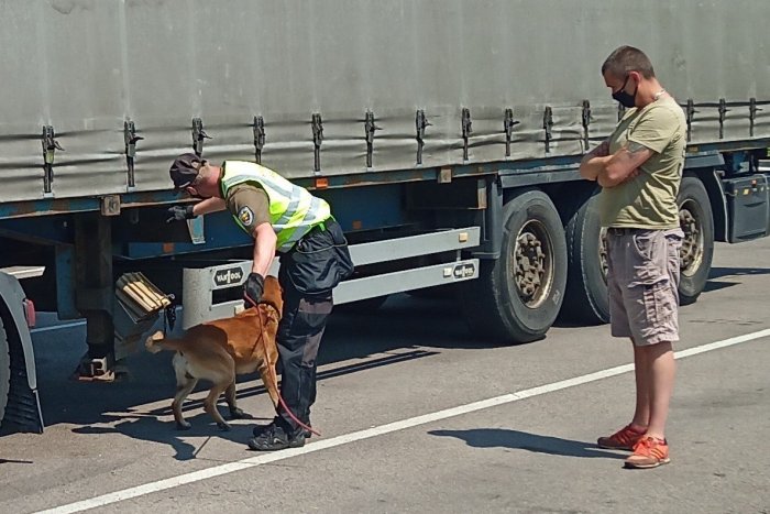 Ilustračný obrázok k článku Trenčianski colníci na odpočívadle Hrádok: Veľká akcia, malé úlovky