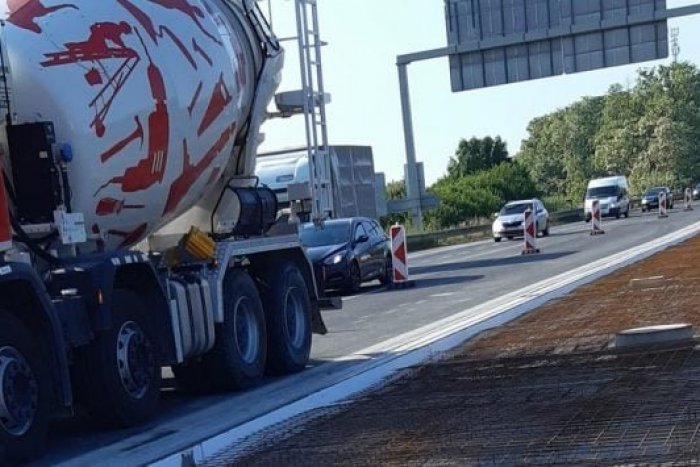 Ilustračný obrázok k článku POHROMA sa začala: Vodiči sa na diaľnici D2 v smere do Bratislavy zdržia viac ako hodinu