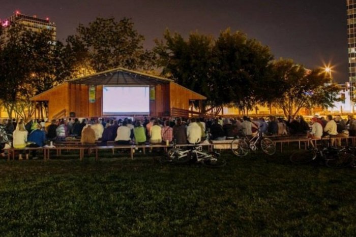 Ilustračný obrázok k článku LETNÉ KINO zažijete aj na terase obchodného domu. Kde všade v Bratislave sa premieta?