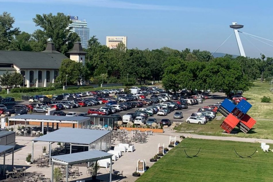 Ilustračný obrázok k článku FOTO: Parkoviská pri Starom moste už NEBUDÚ celkom ZADARMO. Po opravách nastúpia nové pravidlá