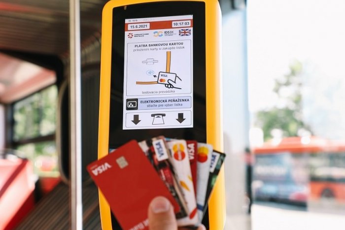 Ilustračný obrázok k článku Nestihli ste si kúpiť lístok v automate? Od júla ho môžete zaplatiť aj kartou vo vozidle MHD